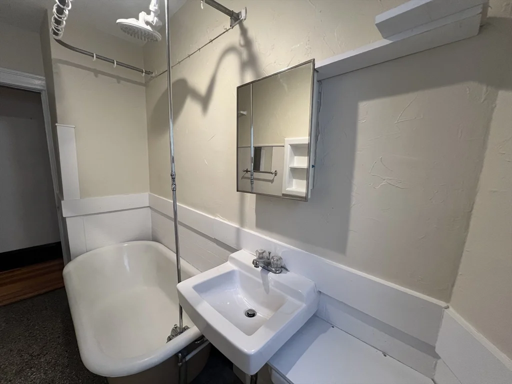 2 bed, 1 bath apartment for rent at 15 Hull St Unit 2, Belmont — photo 12 of 24