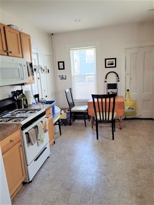 3 bed, 1 bath apartment for rent at 15 Irving St Unit 1, Tufts — photo 3 of 14