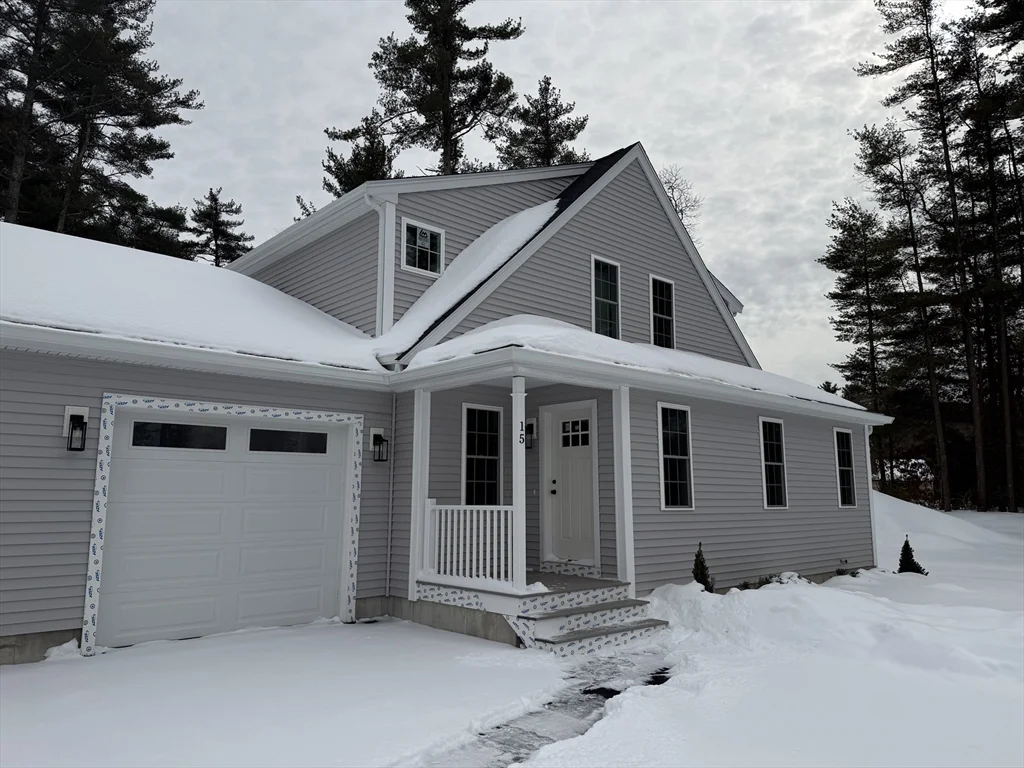 4 bed, 2 bath apartment for rent at 15 Kashmir's Way Unit 15, Middleboro — photo 1 of 30