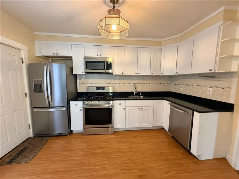 2 bed, 1 bath apartment for rent at 15 Laurel St Unit 1, Ward Two — photo 2 of 12