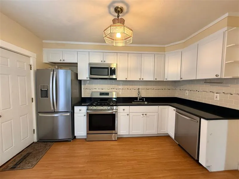 2 bed, 1 bath apartment for rent at 15 Laurel St Unit 1, Ward Two — photo 3 of 12