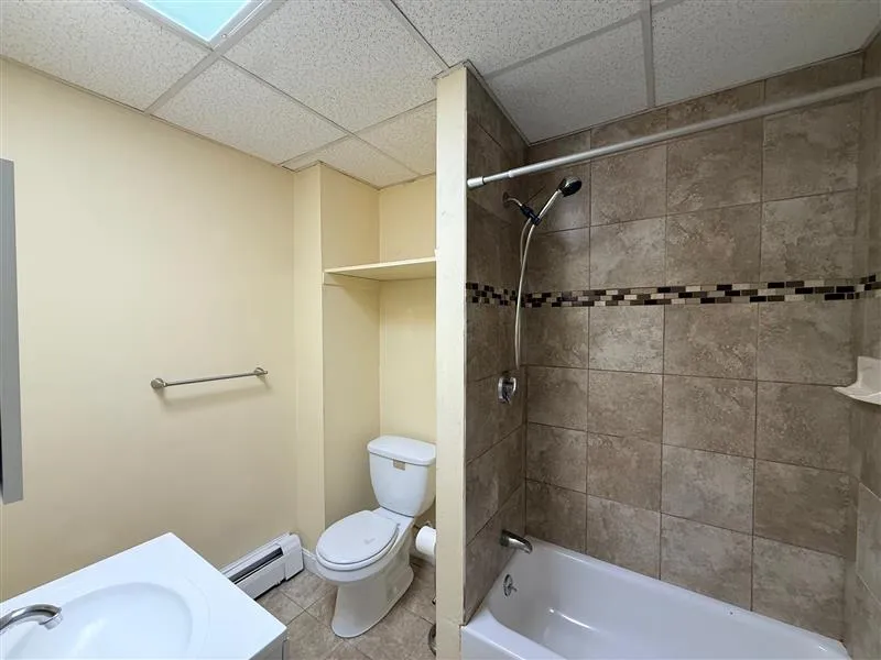 2 bed, 1 bath apartment for rent at 15 Laurel St Unit 1, Ward Two — photo 4 of 12