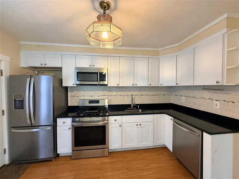 2 bed, 1 bath apartment for rent at 15 Laurel St Unit 1, Ward Two — photo 1 of 12