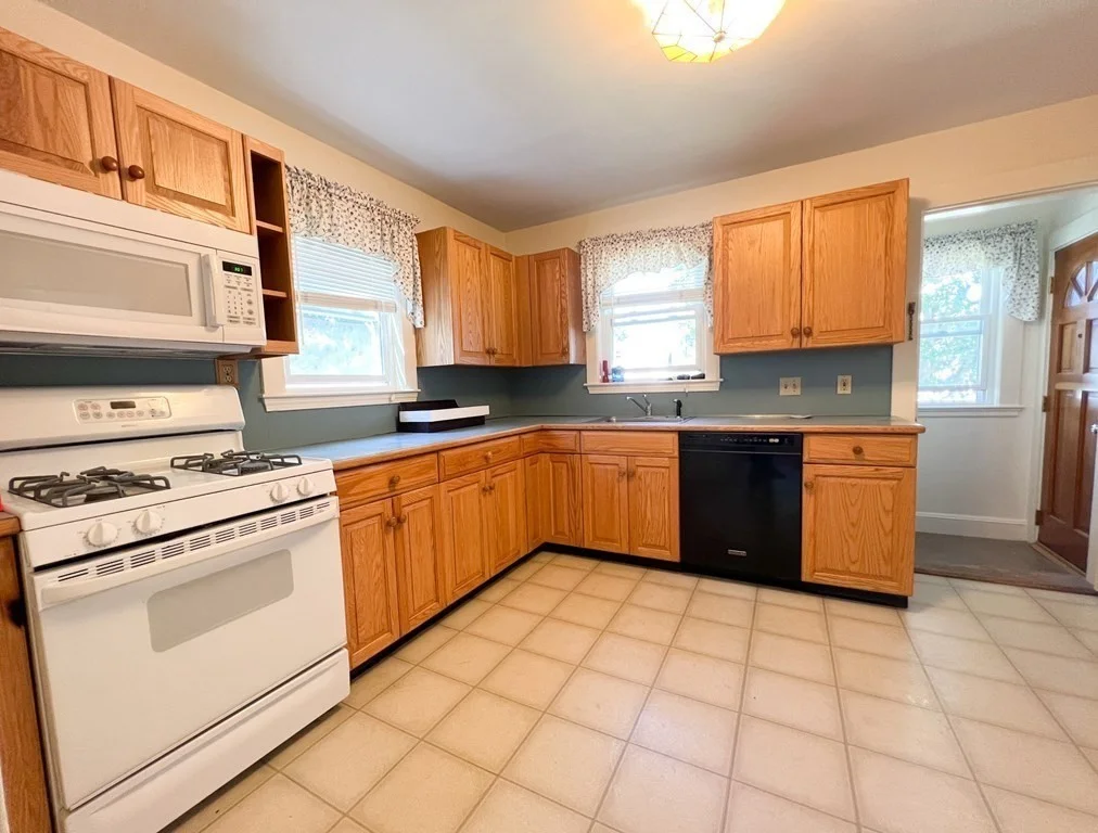 4 bed, 1 bath apartment for rent at 15 Ledyard Unit 15, Wellesley — photo 8 of 19