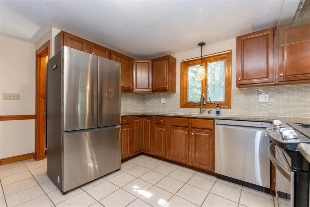 3 bed, 1 bath apartment for rent at 15 Lexington St, Burlington — photo 18 of 40