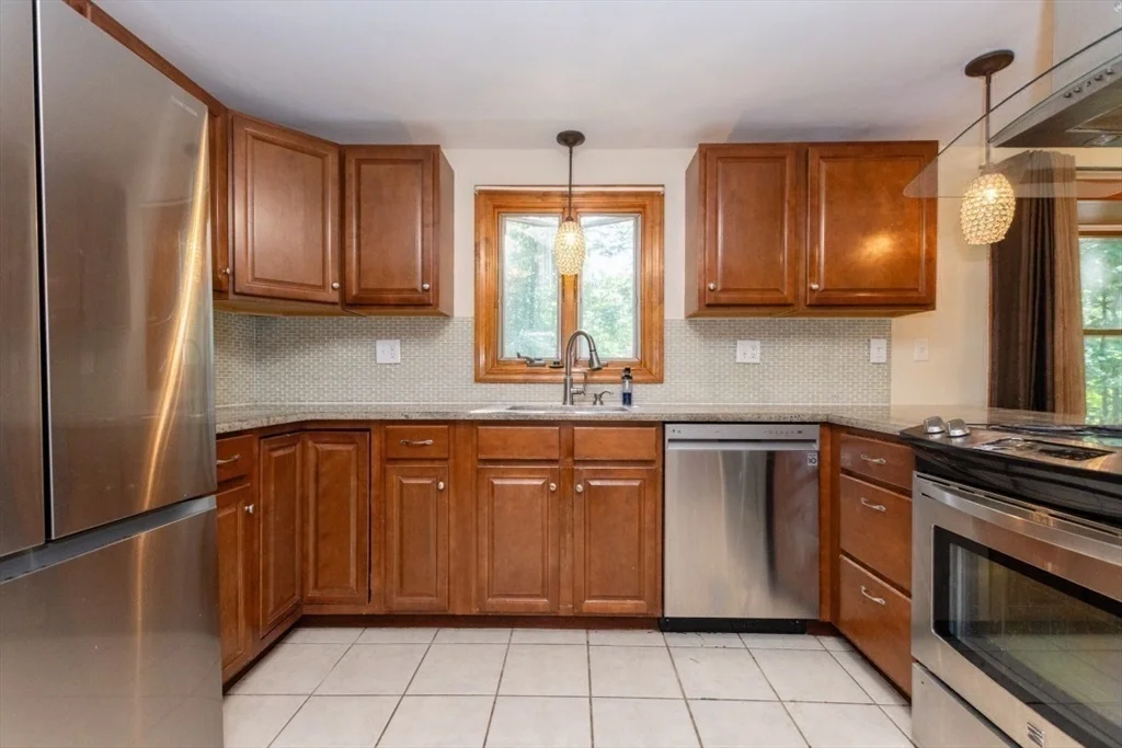 3 bed, 1 bath apartment for rent at 15 Lexington St, Burlington — photo 19 of 40