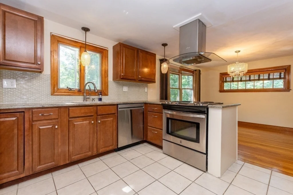 3 bed, 1 bath apartment for rent at 15 Lexington St, Burlington — photo 20 of 40