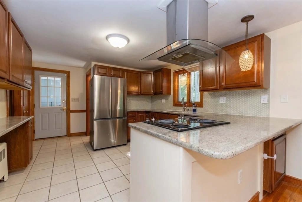 3 bed, 1 bath apartment for rent at 15 Lexington St, Burlington — photo 16 of 40