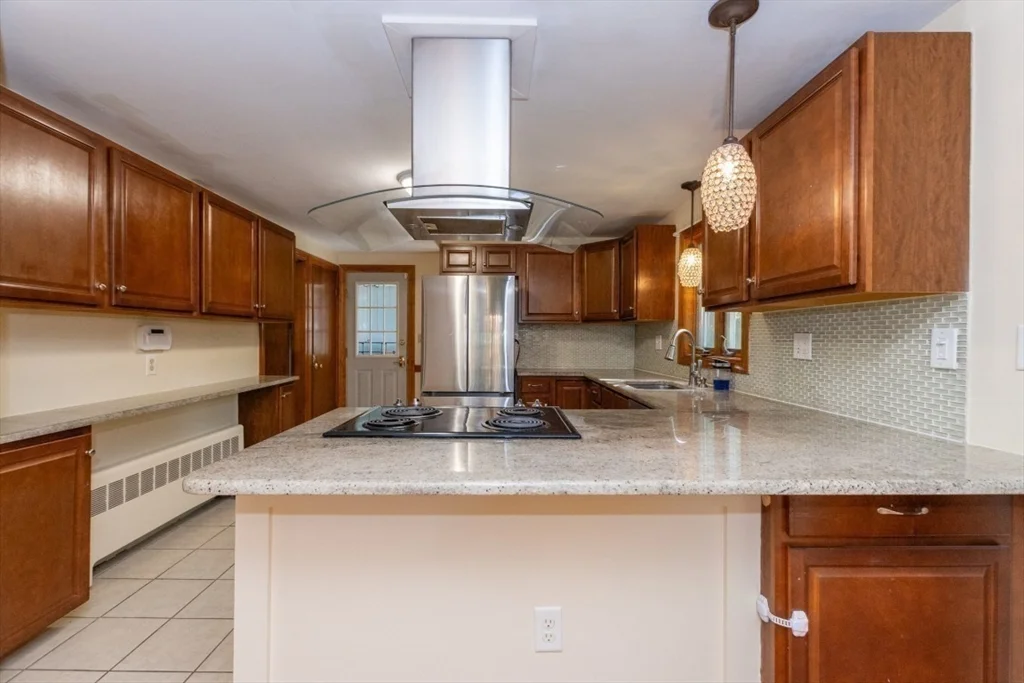 3 bed, 1 bath apartment for rent at 15 Lexington St, Burlington — photo 17 of 40