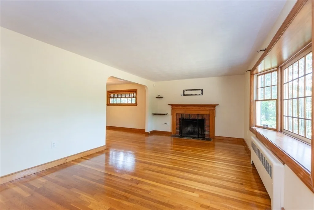 3 bed, 1 bath apartment for rent at 15 Lexington St, Burlington — photo 6 of 40