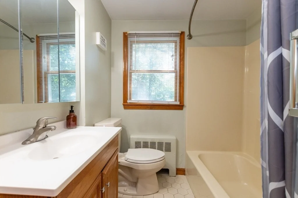 3 bed, 1 bath apartment for rent at 15 Lexington St, Burlington — photo 33 of 40