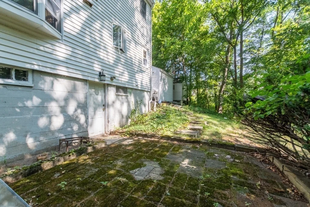 3 bed, 1 bath apartment for rent at 15 Lexington St, Burlington — photo 35 of 40