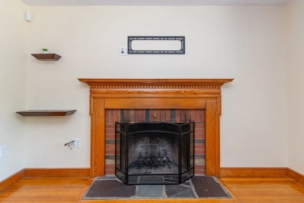 3 bed, 1 bath apartment for rent at 15 Lexington St, Burlington — photo 9 of 40