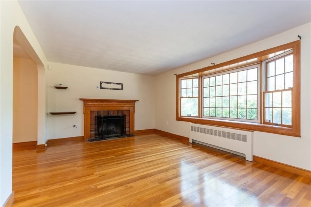 3 bed, 1 bath apartment for rent at 15 Lexington St, Burlington — photo 5 of 40
