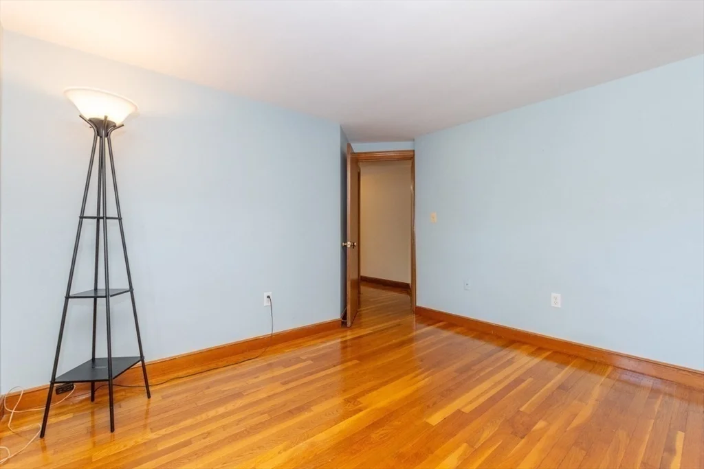 3 bed, 1 bath apartment for rent at 15 Lexington St, Burlington — photo 29 of 40