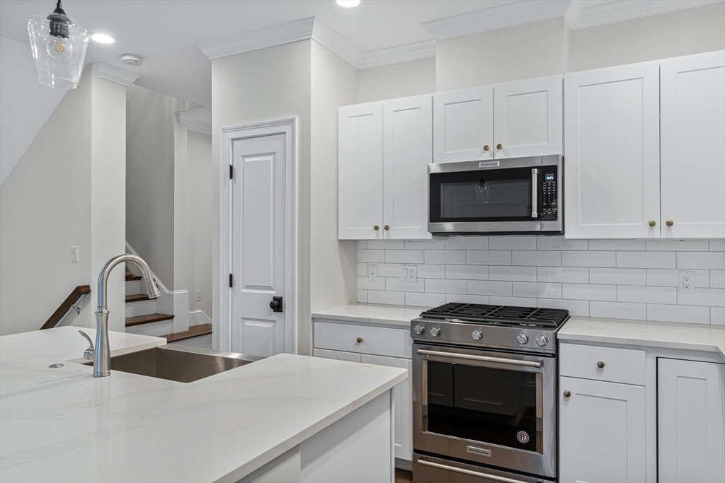 3 bed, 2 bath apartment for rent at 15 Lily Pond Ln Unit 15, Lexington — photo 10 of 31