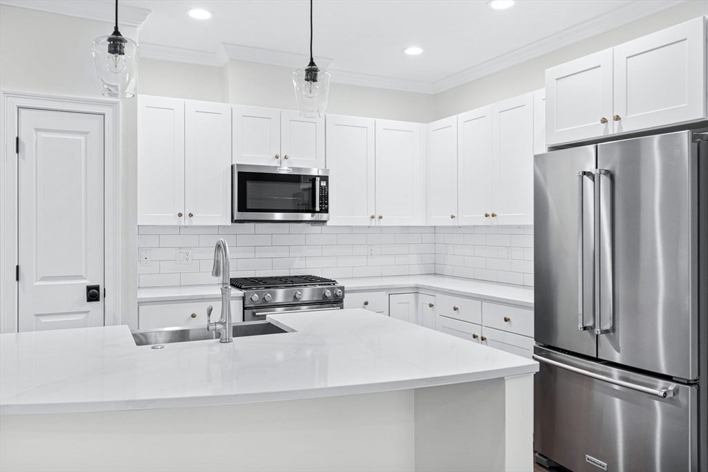 3 bed, 2 bath apartment for rent at 15 Lily Pond Ln Unit 15, Lexington — photo 3 of 31