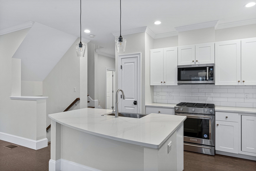 3 bed, 2 bath apartment for rent at 15 Lily Pond Ln Unit 15, Lexington — photo 9 of 31
