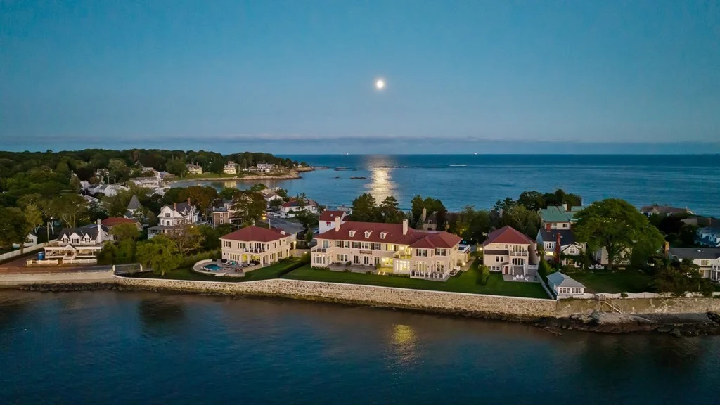 4 bed, 3 bath apartment for rent at 15 Lincoln House Ave Unit 15, Swampscott — photo 38 of 40