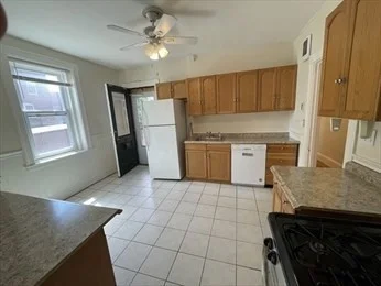 2 bed, 1 bath apartment for rent at 15 Lynde St Unit 17, Salem — photo 3 of 8