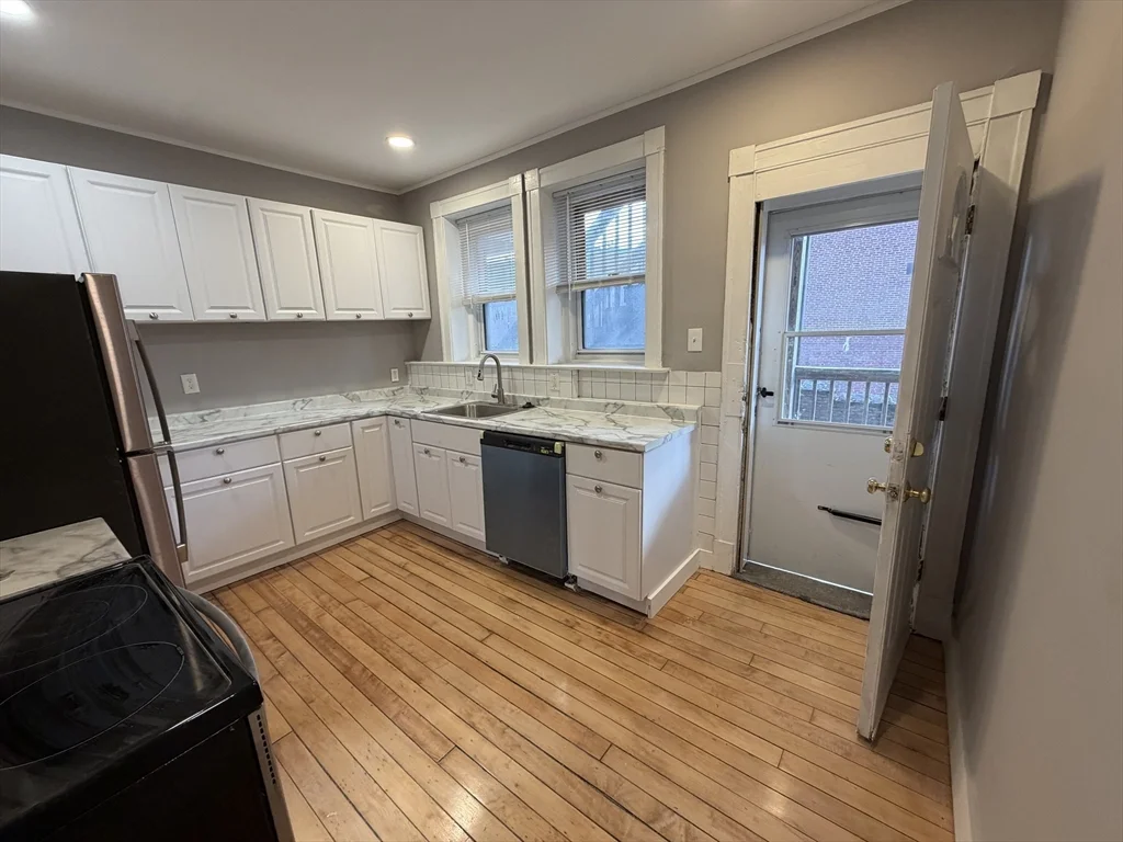 1 bed, 1 bath apartment for rent at 15 Lynde St Unit 2, Salem — photo 4 of 7