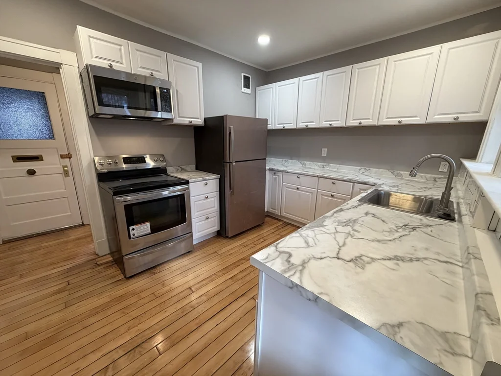 1 bed, 1 bath apartment for rent at 15 Lynde St Unit 2, Salem — photo 3 of 7