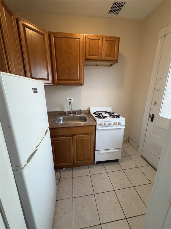 Studio bed, 1 bath apartment for rent at 15 Lynde St Unit 33, Salem — photo 5 of 7