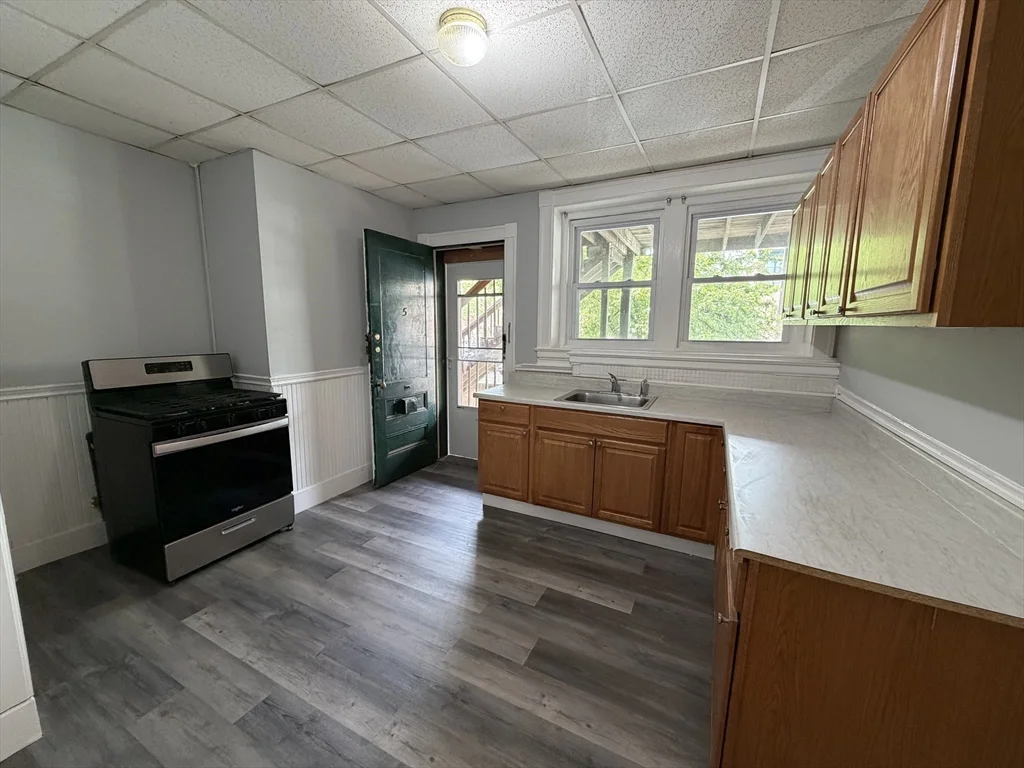 2 bed, 1 bath apartment for rent at 15 Lynde St Unit 5, Glenwood — photo 3 of 8