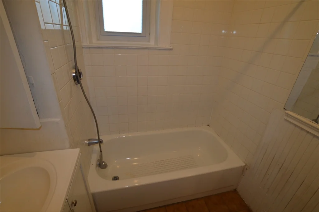 2 bed, 1 bath apartment for rent at 15 Lynde Unit 12.5, Glenwood — photo 6 of 9