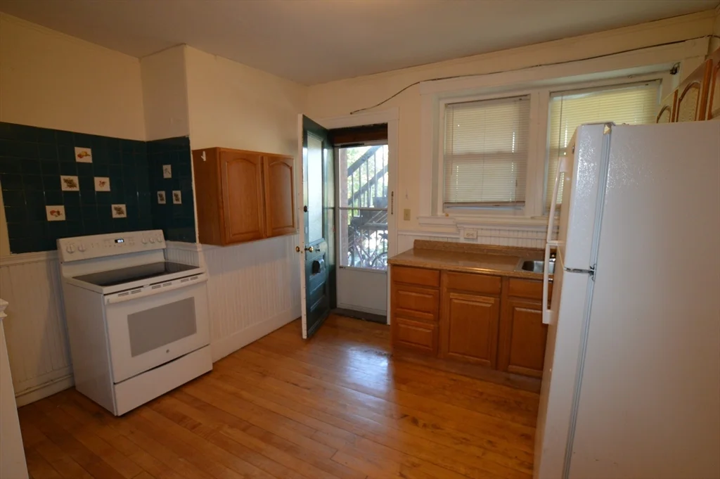 2 bed, 1 bath apartment for rent at 15 Lynde Unit 12.5, Glenwood — photo 3 of 9