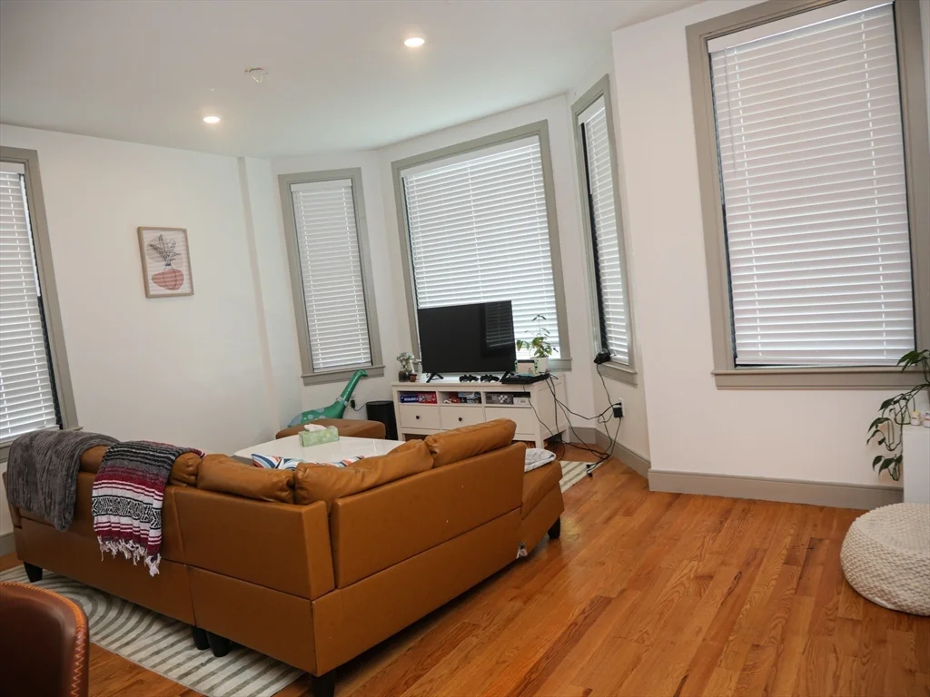 3 bed, 2 bath apartment for rent at 15 Maywood Unit 1, Roxbury — photo 4 of 12