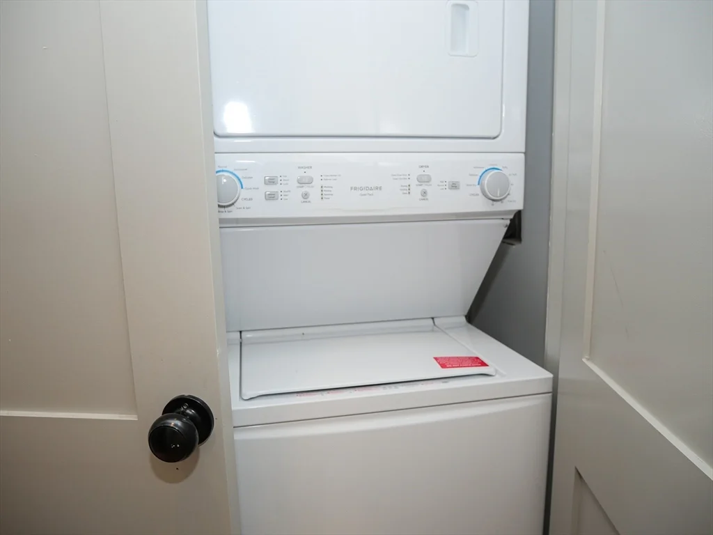 3 bed, 2 bath apartment for rent at 15 Maywood Unit 2, Roxbury — photo 7 of 8