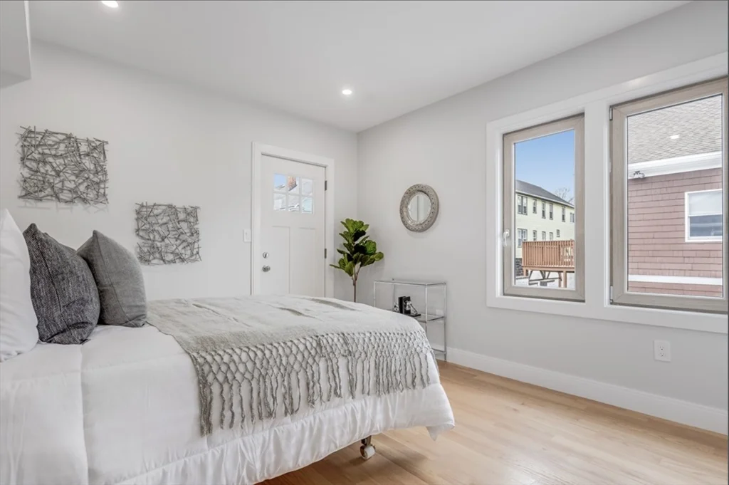 3 bed, 3 bath apartment for rent at 15 Melville Unit 15, Ten Hills — photo 2 of 17