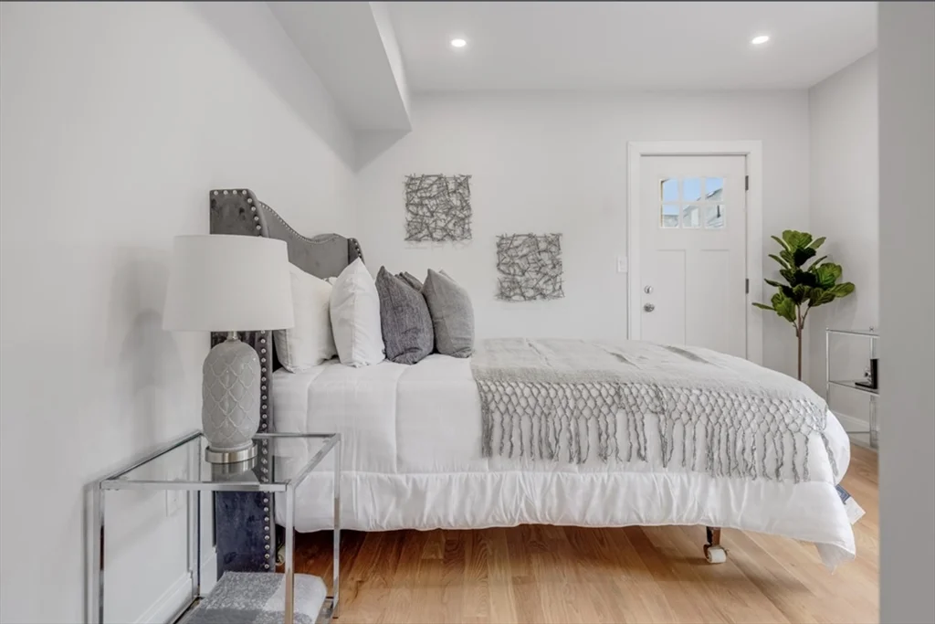 3 bed, 3 bath apartment for rent at 15 Melville Unit 15, Ten Hills — photo 3 of 17