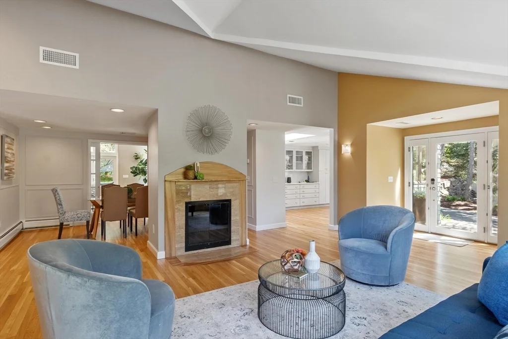 4 bed, 3 bath apartment for rent at 15 Minute Man Ln, Lexington — photo 3 of 36