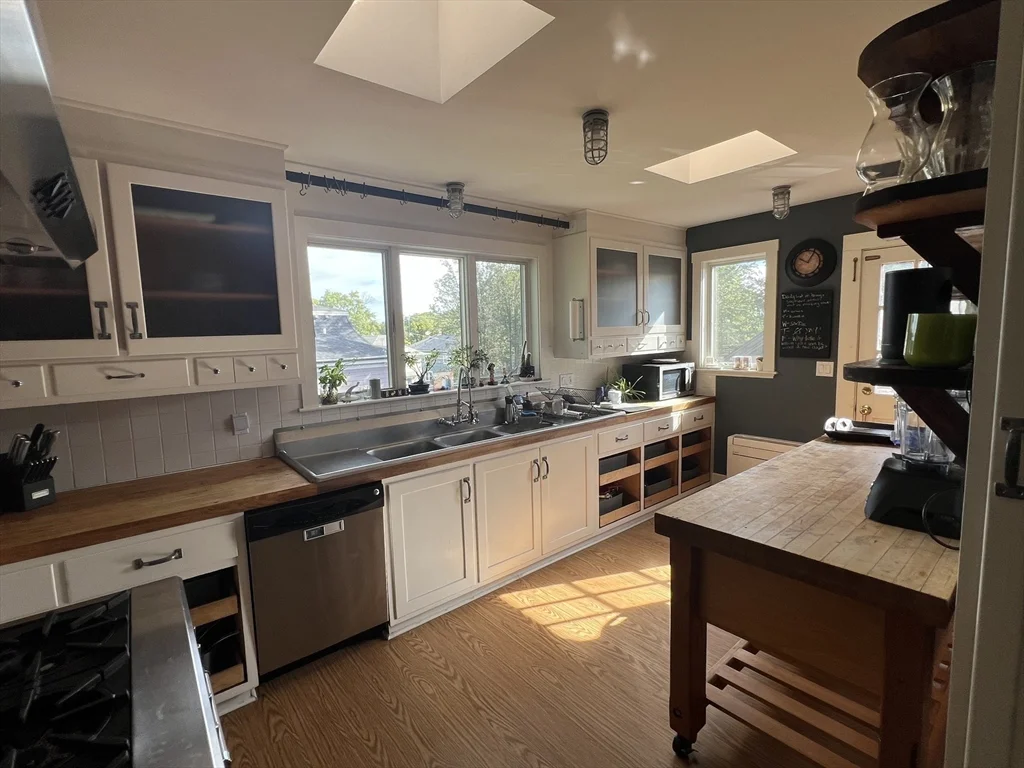 3 bed, 2 bath apartment for rent at 15 Orchard St Unit 15, Newton — photo 1 of 21
