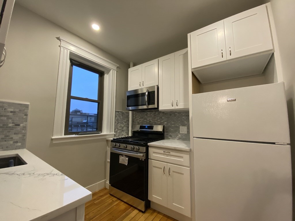 2 bed, 1 bath apartment for rent at 15 Park Dr Unit 34, Fenway — photo 3 of 11