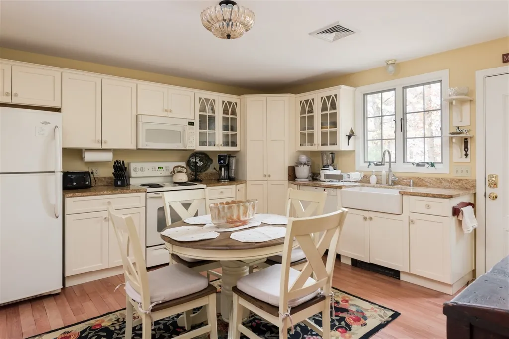 1 bed, 1 bath apartment for rent at 15 Parlowtown Rd Unit A, Marion — photo 8 of 16