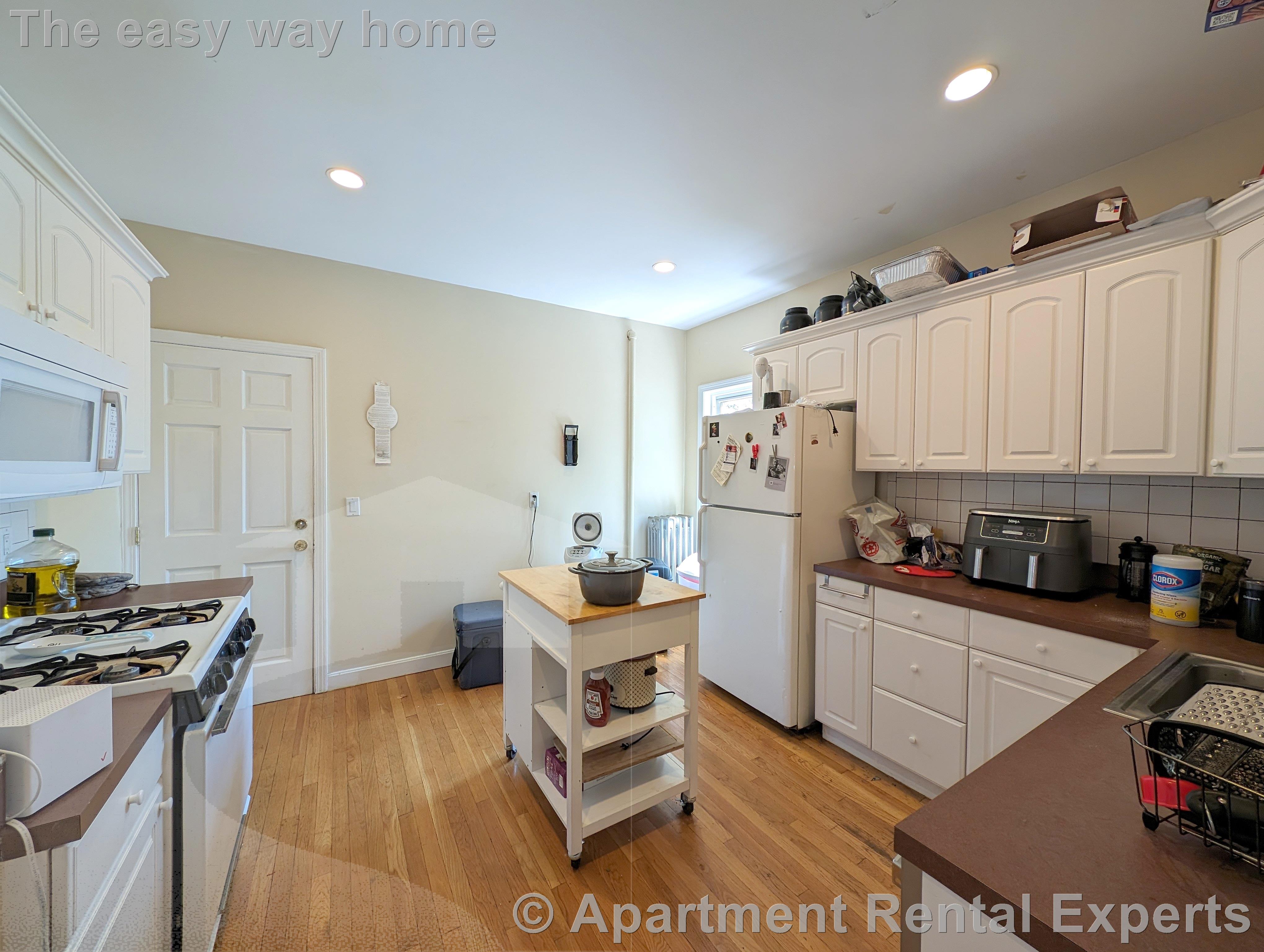 4 bed, 2 bath apartment for rent at 15 Paulina St Unit 2, Davis Square — photo 5 of 25