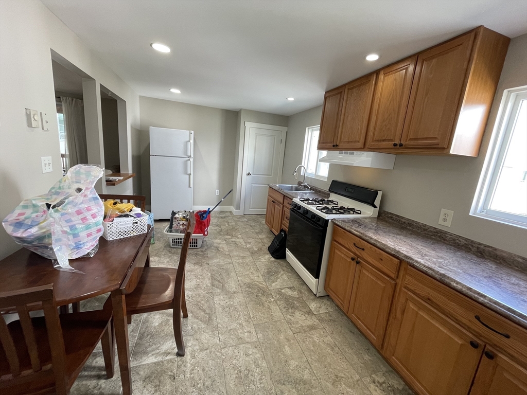 2 bed, 1 bath apartment for rent at 15 Pleasant St Unit 2, Beverly — photo 4 of 13