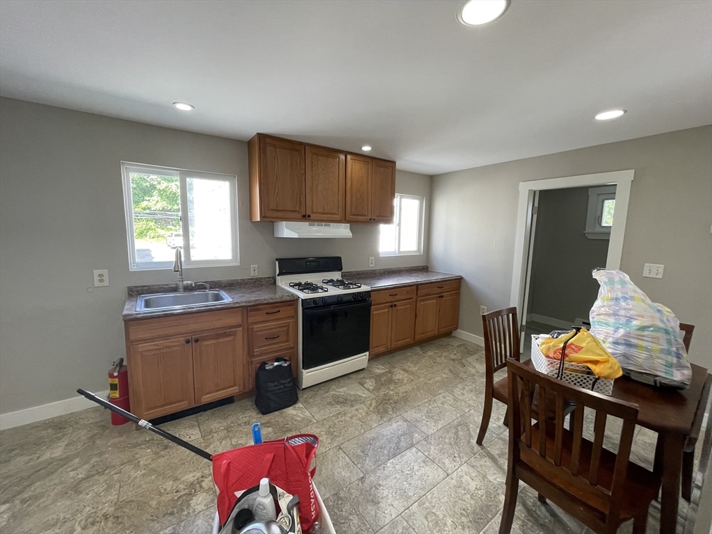 2 bed, 1 bath apartment for rent at 15 Pleasant St Unit 2, Beverly — photo 5 of 13
