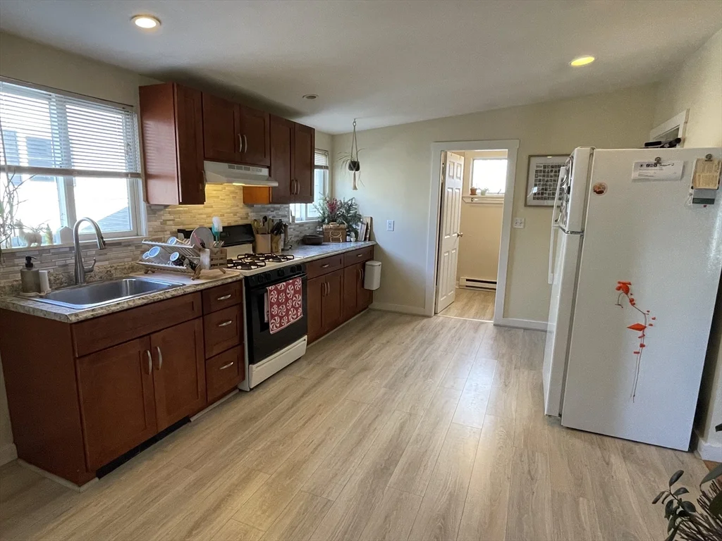 2 bed, 1 bath apartment for rent at 15 Pleasant St Unit 3, Beverly — photo 2 of 12