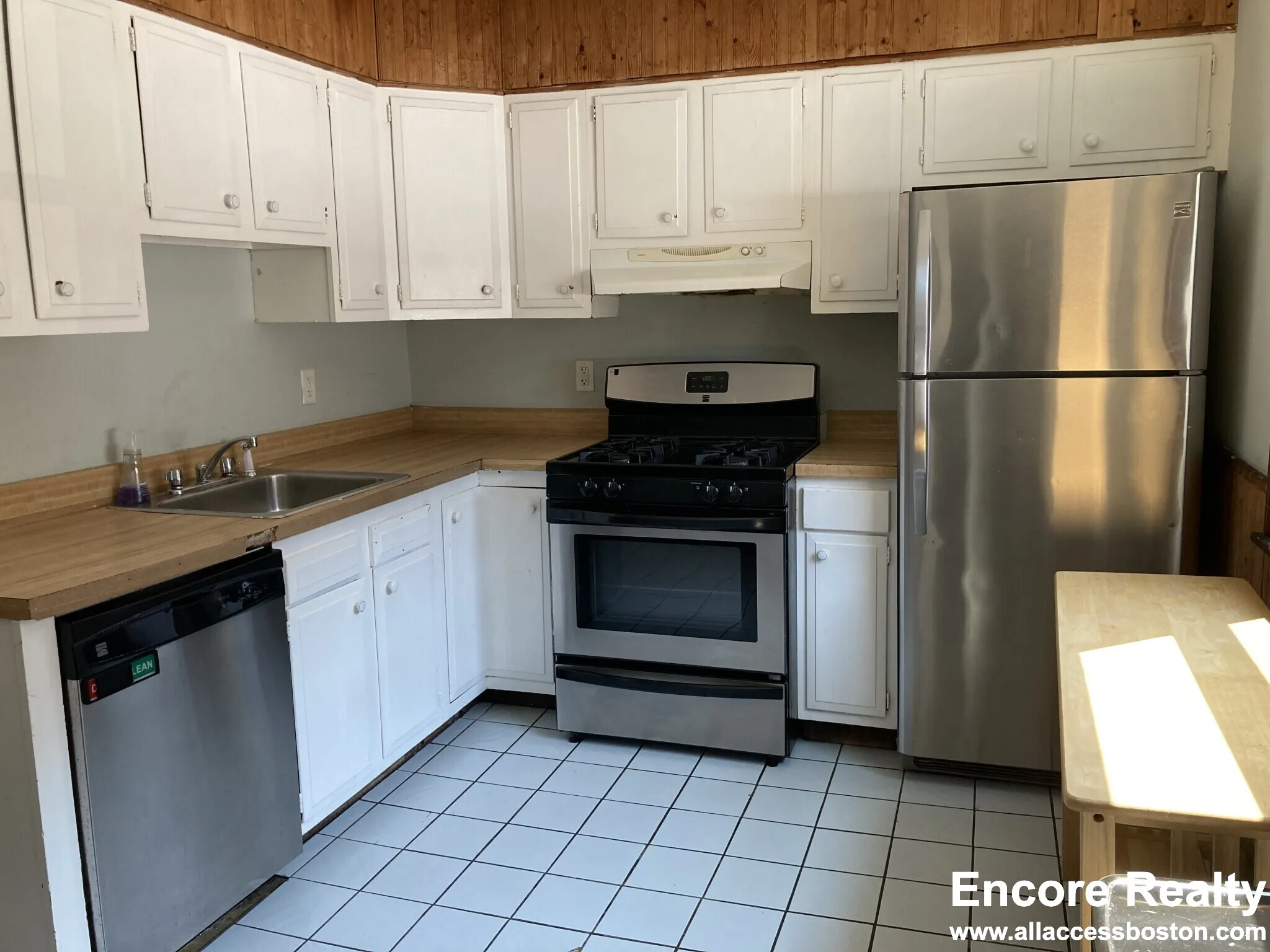 6 bed, 2 bath apartment for rent at 15 Radnor Rd Unit 2, Brighton — photo 3 of 14