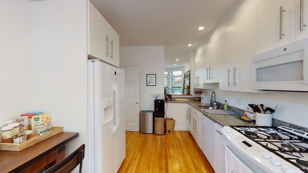 4 bed, 2 bath apartment for rent at 15 Roberts Rd Unit B, Harvard Square — photo 4 of 30