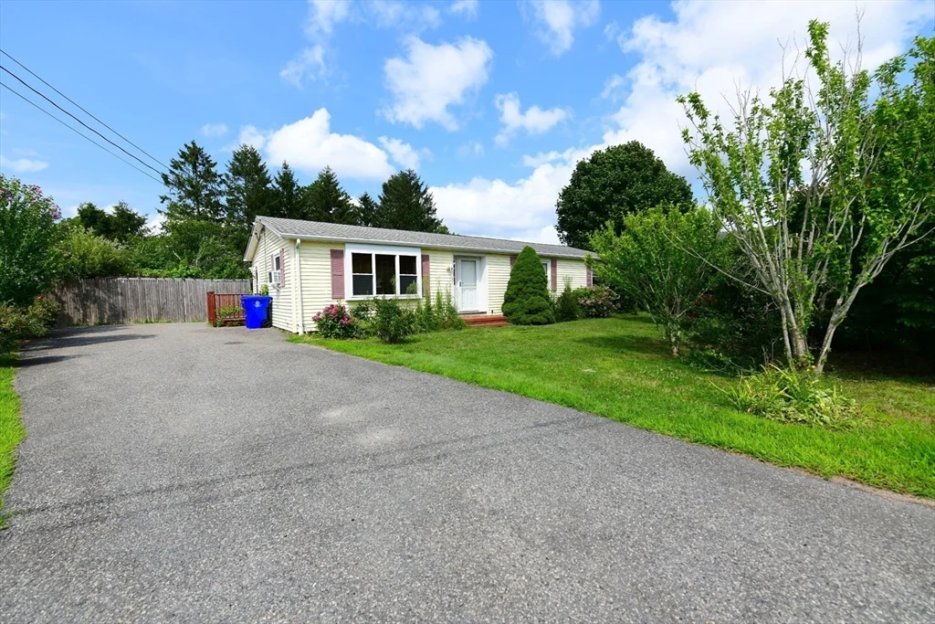 3 bed, 1 bath apartment for rent at 15 Sachem Dr, Sagamore Beach — photo 2 of 26
