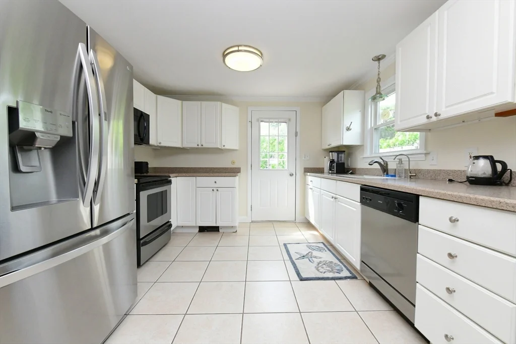 3 bed, 1 bath apartment for rent at 15 Sachem Dr, Sagamore Beach — photo 10 of 26