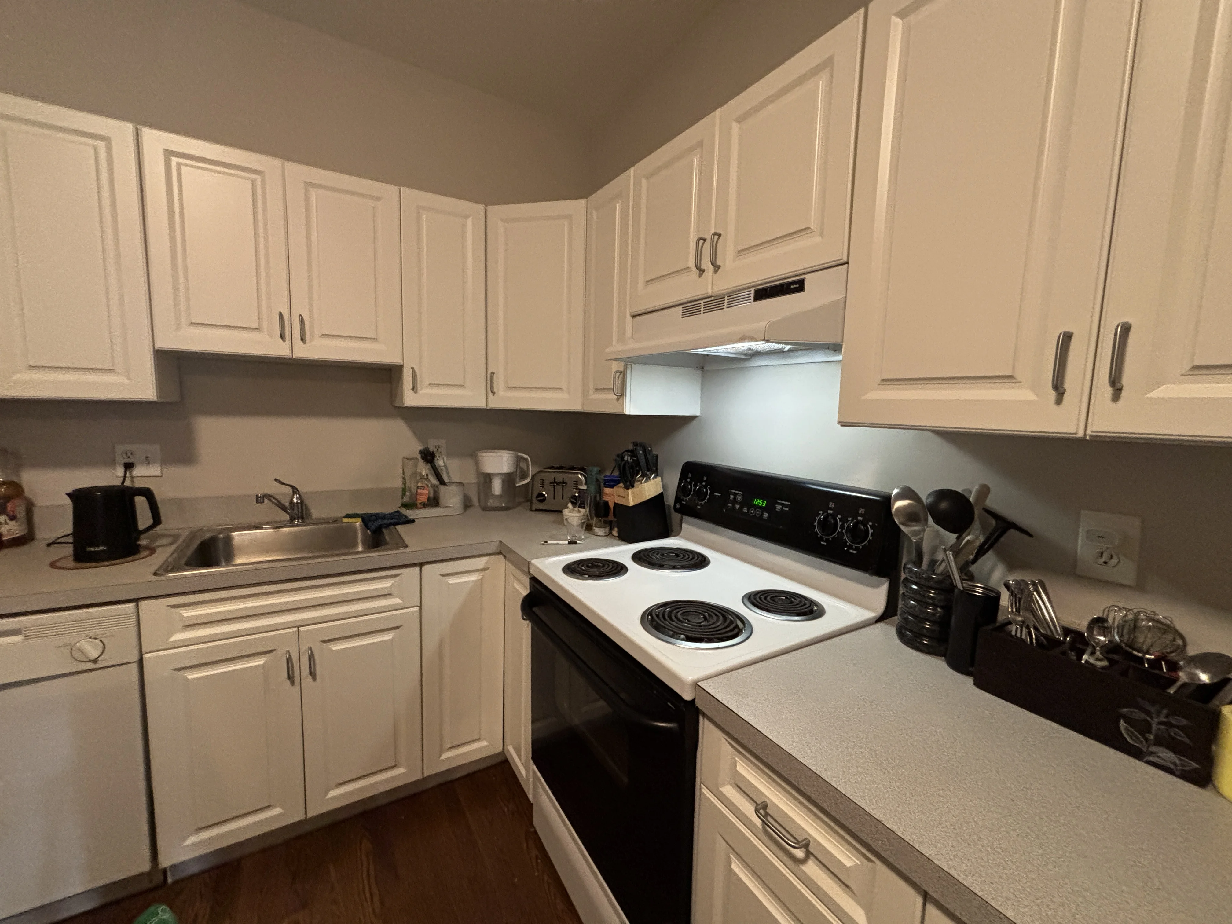 3 bed, 1 bath apartment for rent at 15 Stearns Rd Unit 4, Coolidge Corner — photo 7 of 23