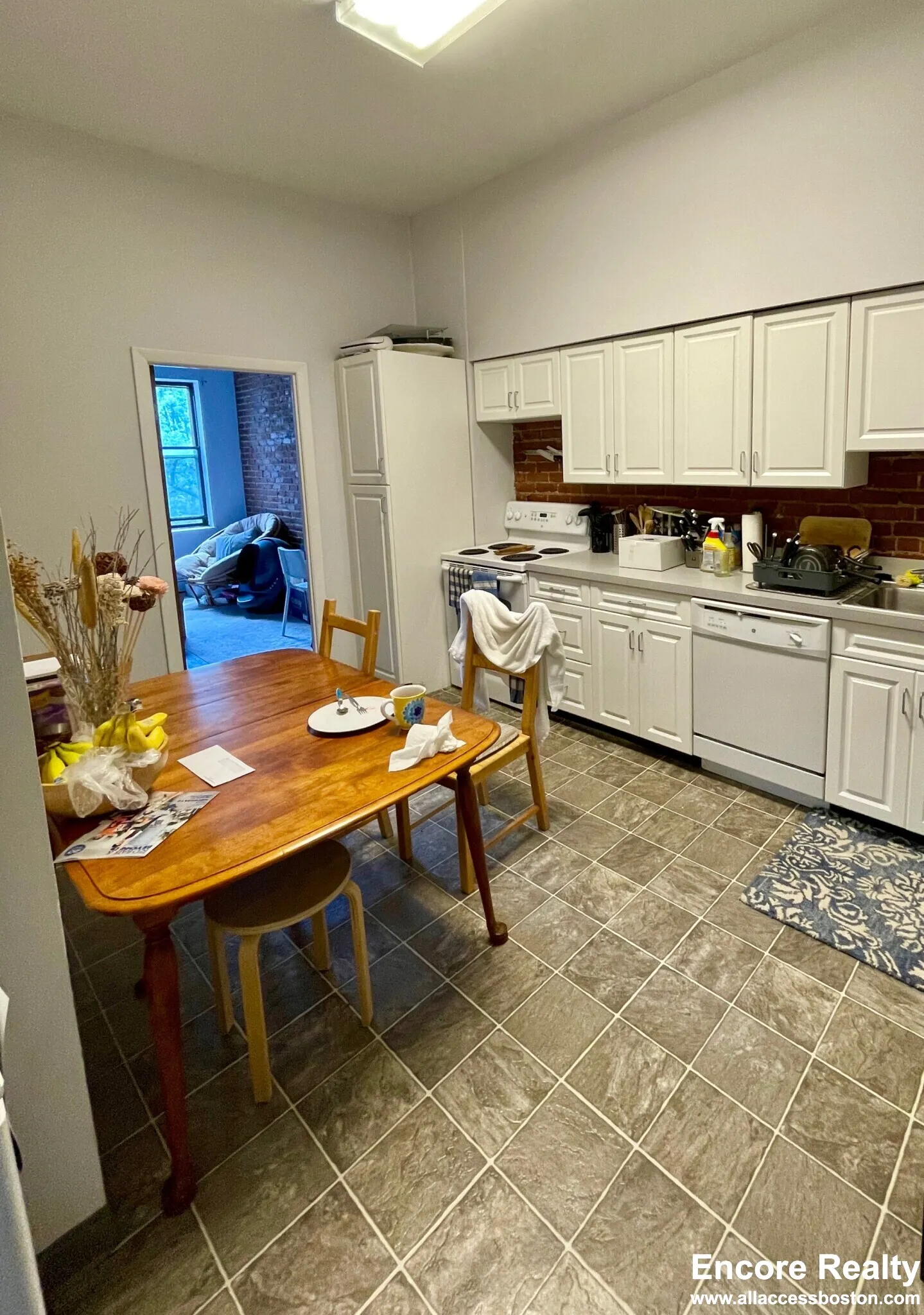3 bed, 1 bath apartment for rent at 15 Stearns Rd Unit 5, Coolidge Corner — photo 5 of 10