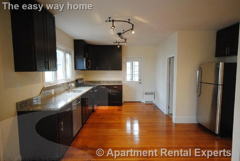 4 bed, 2 bath apartment for rent at 15 Taylor St Unit 1, Tufts — photo 2 of 10