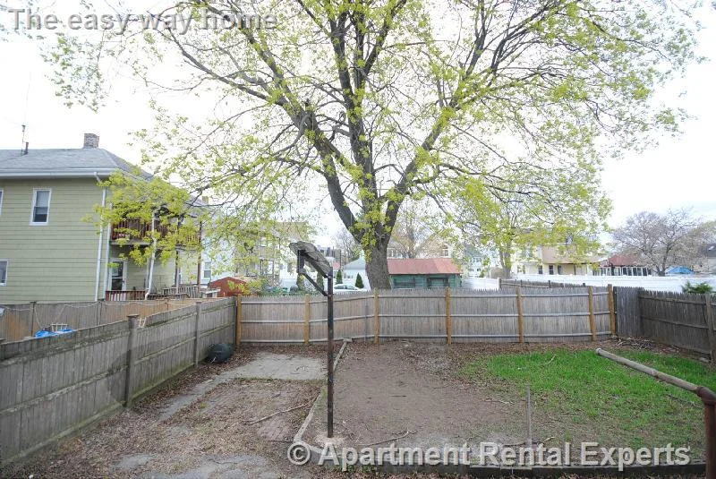 4 bed, 2 bath apartment for rent at 15 Taylor St Unit 1, Tufts — photo 9 of 10